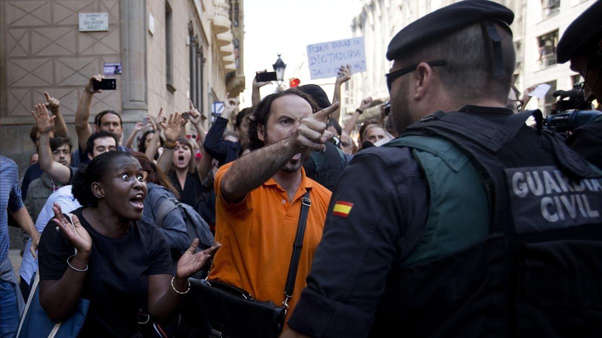 Varios manifestantes protestan frente la Conselleria d’Economia.