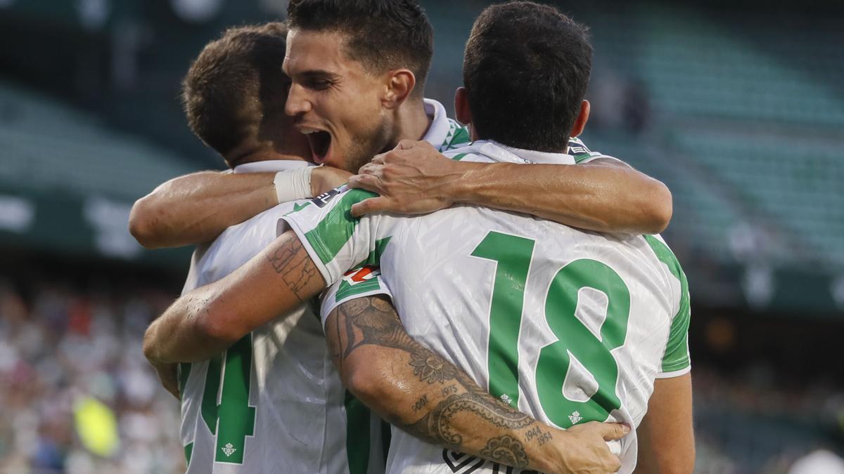 Aitor Ruibal, del Real Betis, celebra el primer gol ante Al-Ittihad Club, durante el partido amistoso disputado este sábado en el estadio Benito Villamarín de Sevilla.