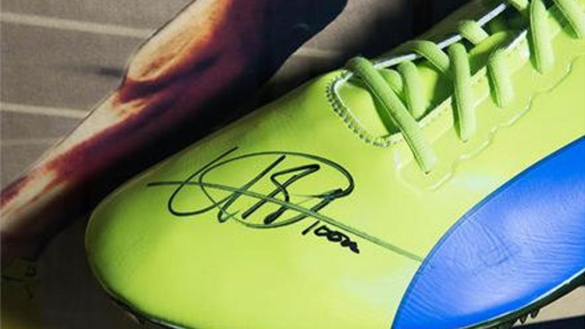 La zapatilla firmada de Usain Bolt.