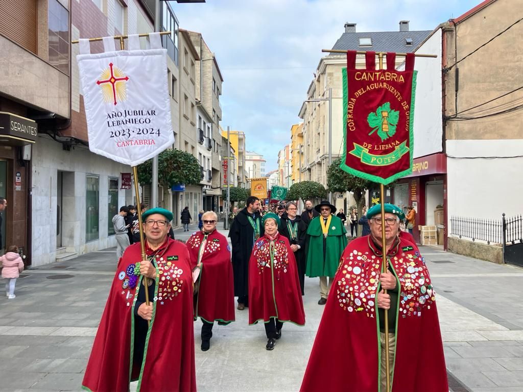 Así desfilaron los cofrades participantes en el XXXI Capítulo da Cofradía do Centolo Larpeiro, en O Grove.