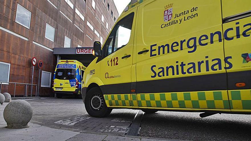Ambulancias en la puerta de Urgencias. | José Luis Fernández