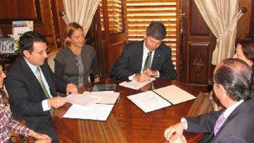 Alfonso Bataller firma un convenio que permitirá crear una bolsa de locales vacíos para impulsar la iniciativa comercial en la ciudad
