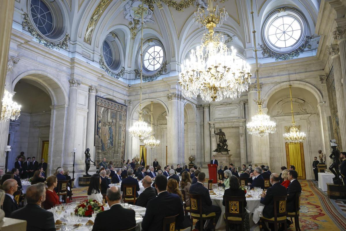 Asistentes al almuerzo en el Palacio Real durante la intervención del Rey Felipe VI. El primero por la izquierda que se ve en la foto es Bruno Díaz López, del BDRI.