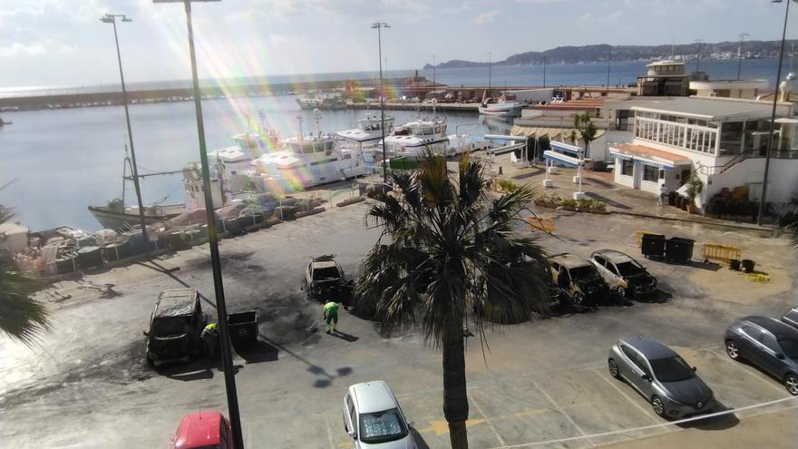 El trámite más negro: retiran los coches calcinados y limpian el aparcamiento del puerto de Xàbia (imágenes)