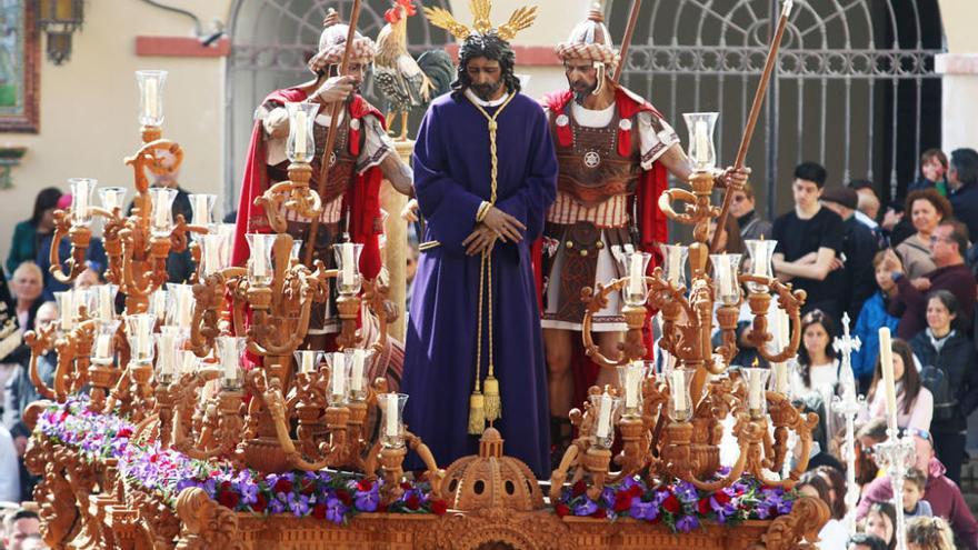 El Señor de la Soledad, en su salida desde Capuchinos.