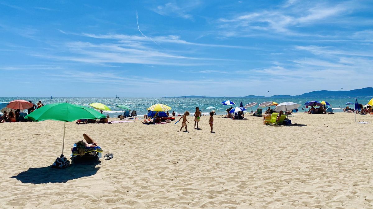 Bei diesen Temperaturen sollten Sie am Strand besser im Schatten Ihres Sonnenschirms sitzen.