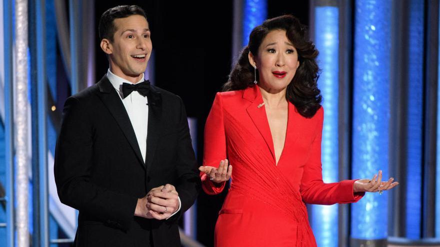 Andy Samberg y Sandra Oh, en los Globos de Oro 2019