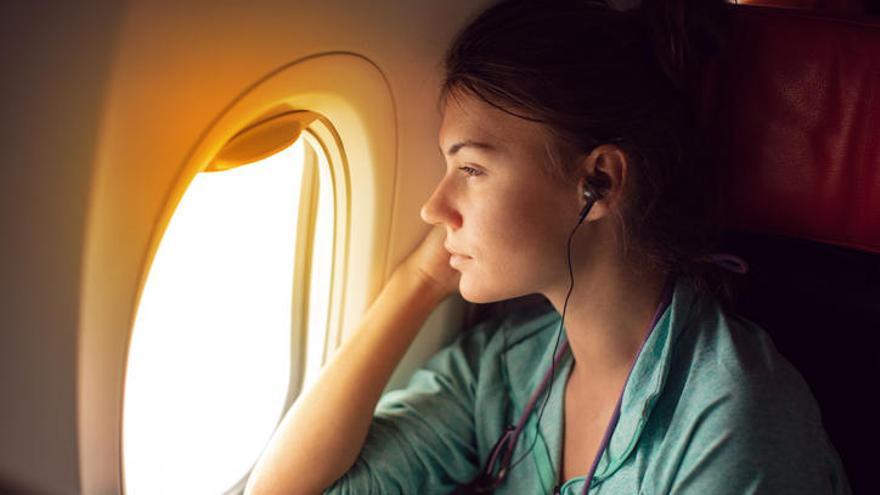 Una mujer viajando en avión