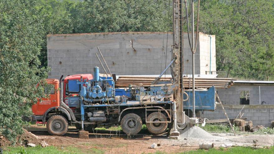 Obras de una perforada para extraer agua subterránea, en una imagen de archivo.