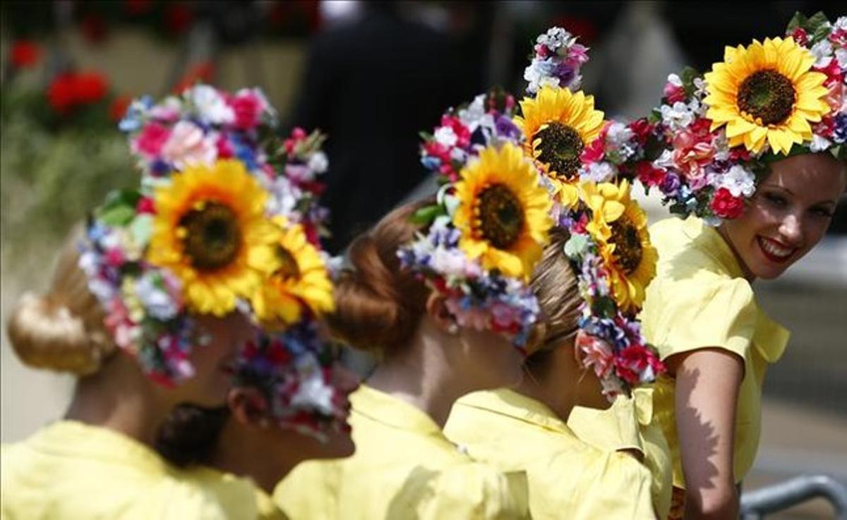 Un grup de joves llueixen un guarniment en forma de ram amb flors multicolors i grans gira-sols.