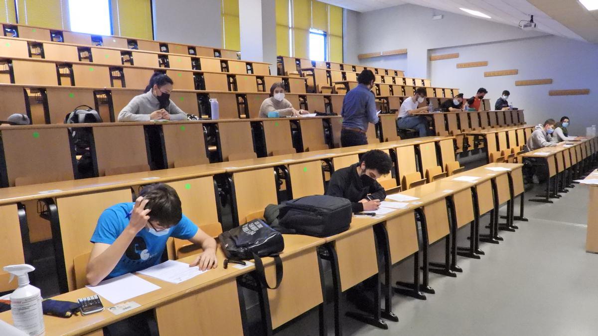 Un momento del examen, en el campus de Ourense.