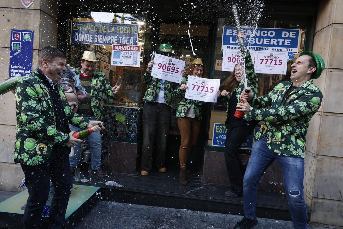 Así fue la celebración en el Estanco de la Suerte de Oviedo por los dos premios vendidos de la Lotería de Navidad