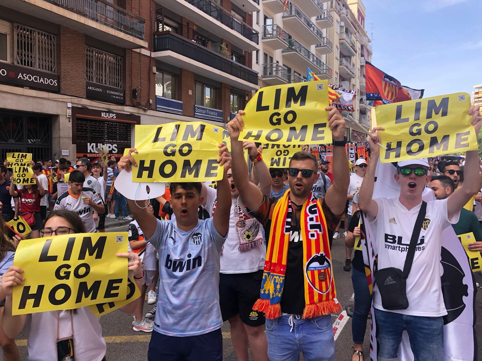 La afición del Valencia CF grita contra Meriton