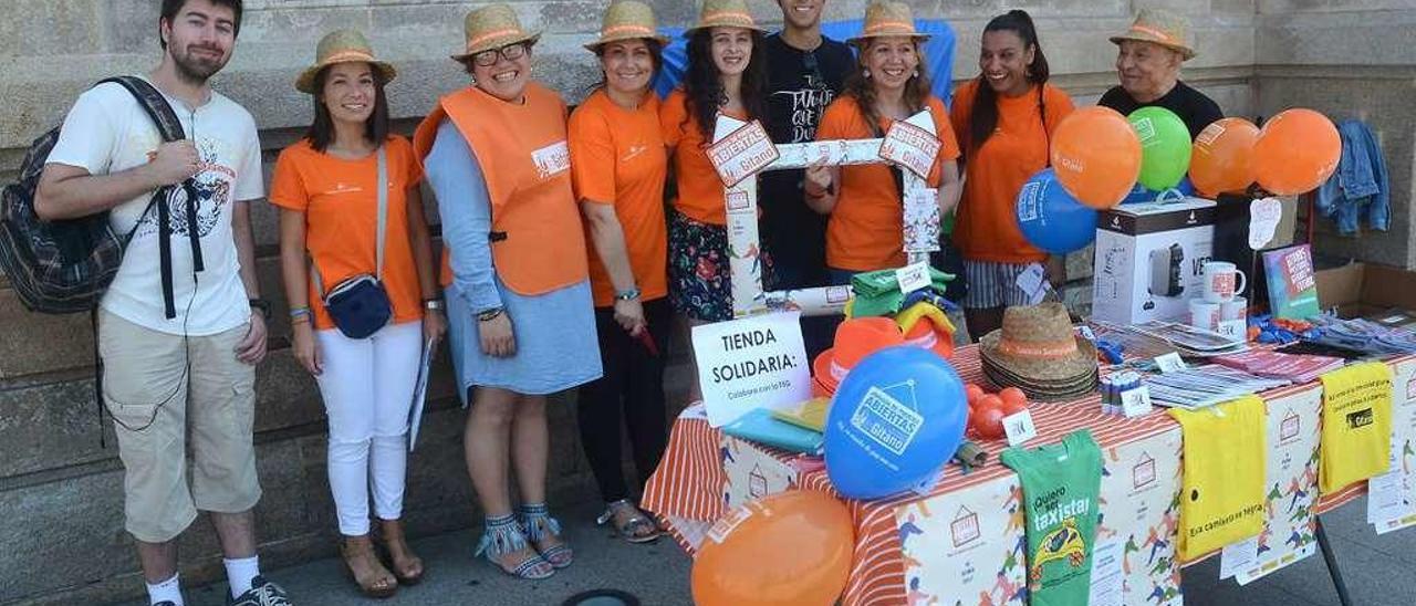 Integrantes y colaboradores de Secretariado Gitano en la mesa informativa en plaza de España. // R. V.