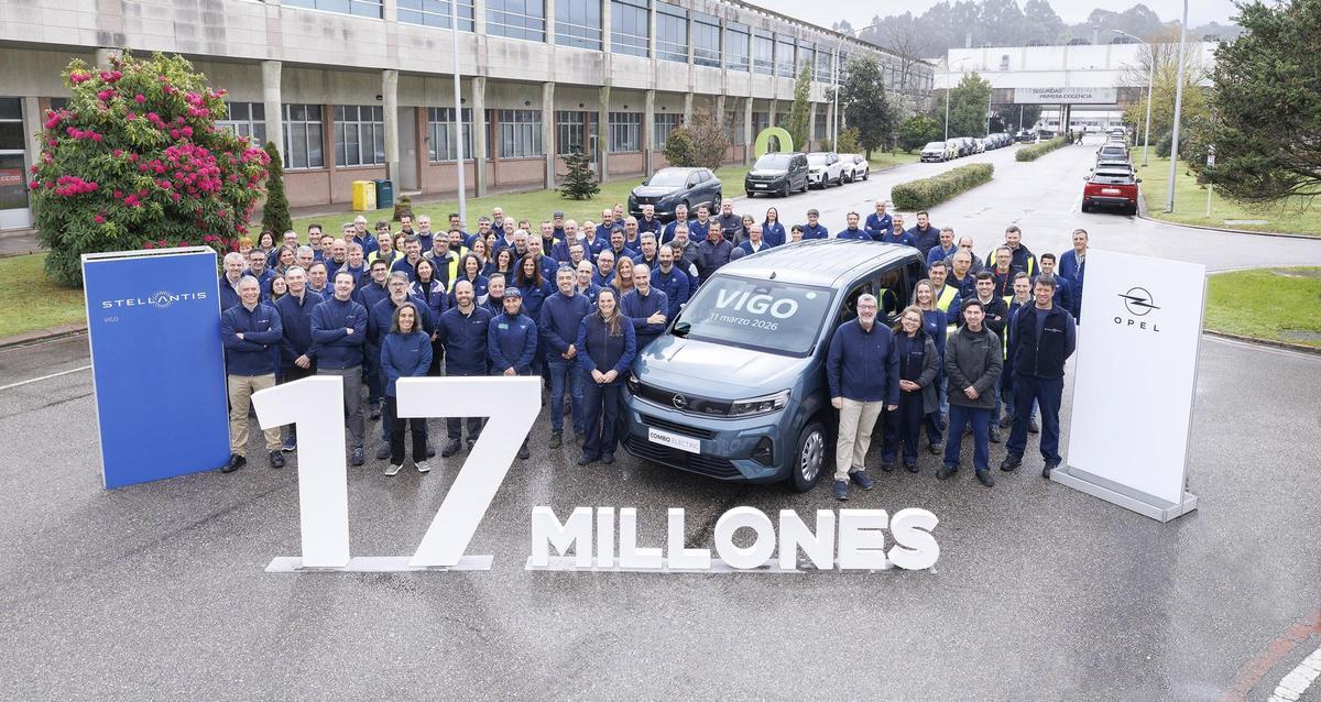 Fotografía de trabajadores y dirección con el coche 17 millones de Stellantis Vigo.