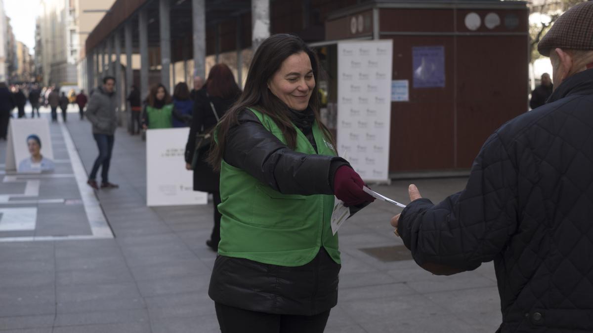 Una voluntaria, en la campaña del Día Mundial contra el Cáncer anterior a la pandemia del coronavirus