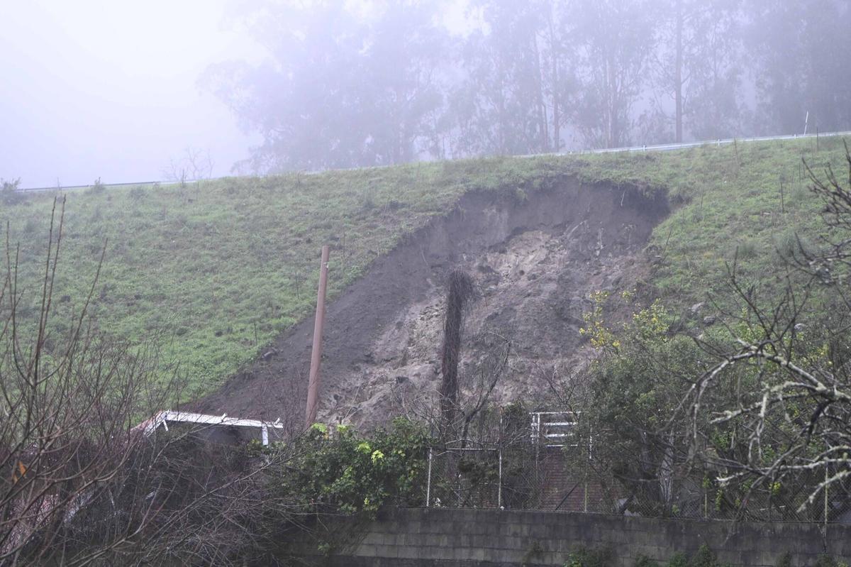 Un desprendimiento en la Autovía do Morrazo sepulta una vivienda en Moaña y deja un vecino herido