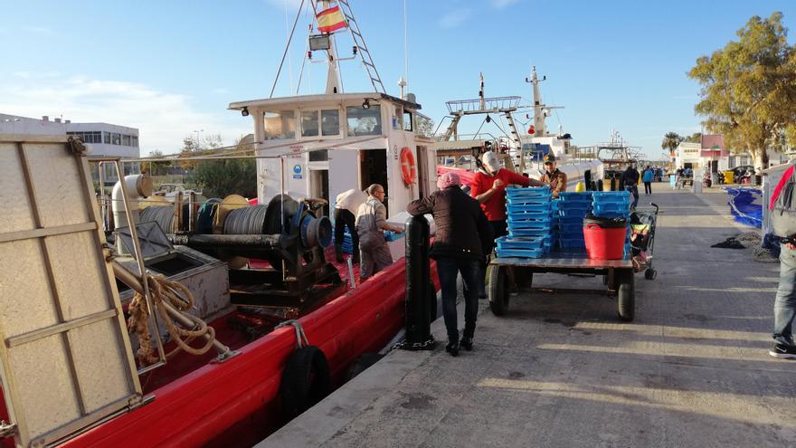 Los pescadores amenazan con boicotear con sus barcos la extracción de arena en Cullera