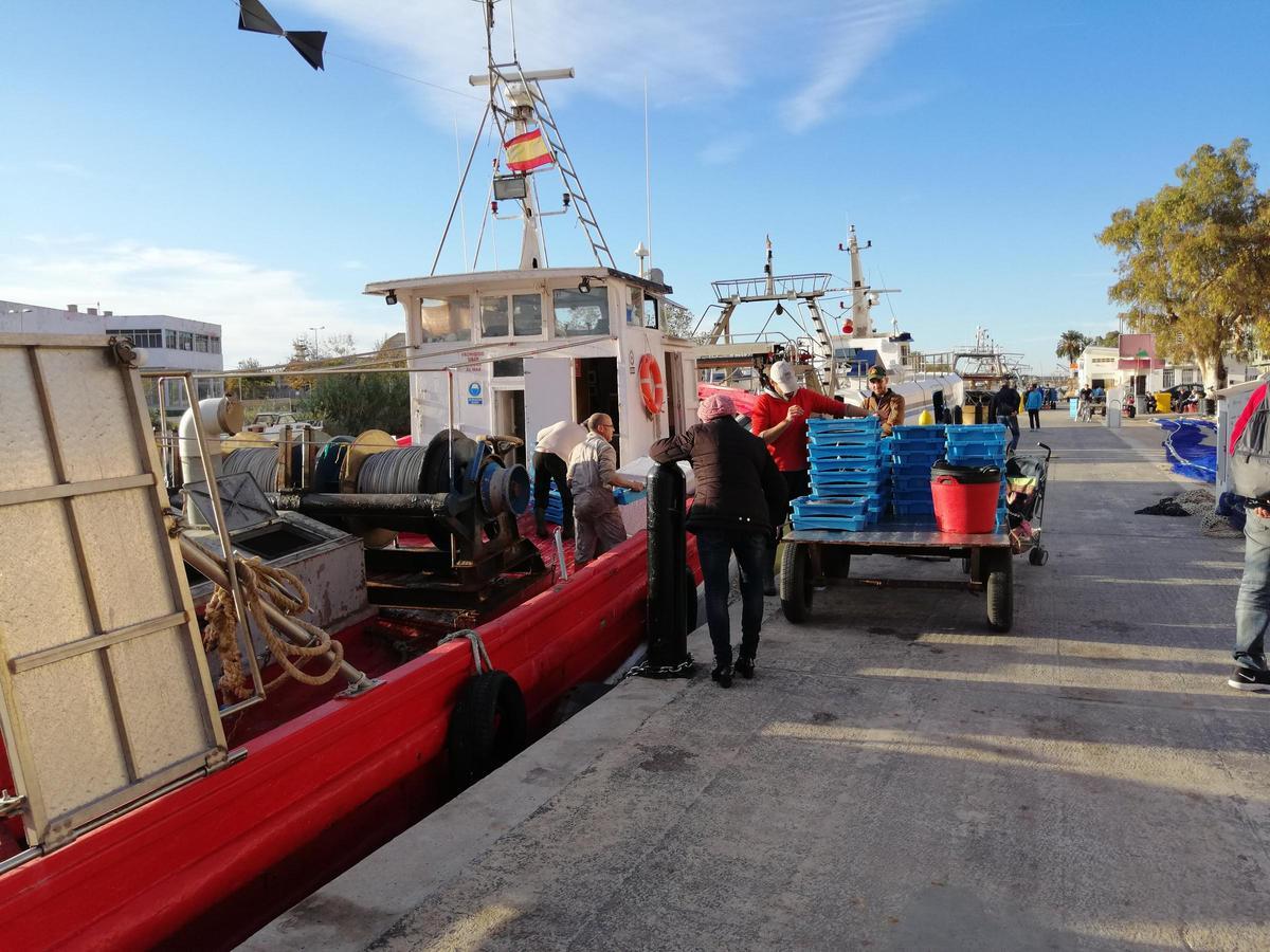 Una embarcación pesquera en el puerto de Cullera.