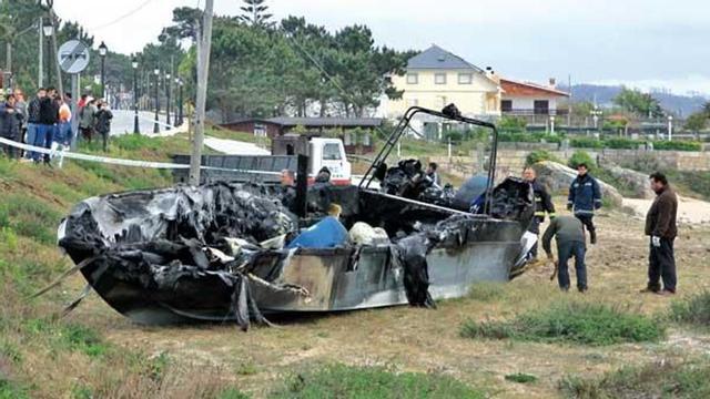 Arriba y abajo (derecha) el traslado de la planeadora. A la izquierda, una vista que refleja la situación de la playa de Raeiros.