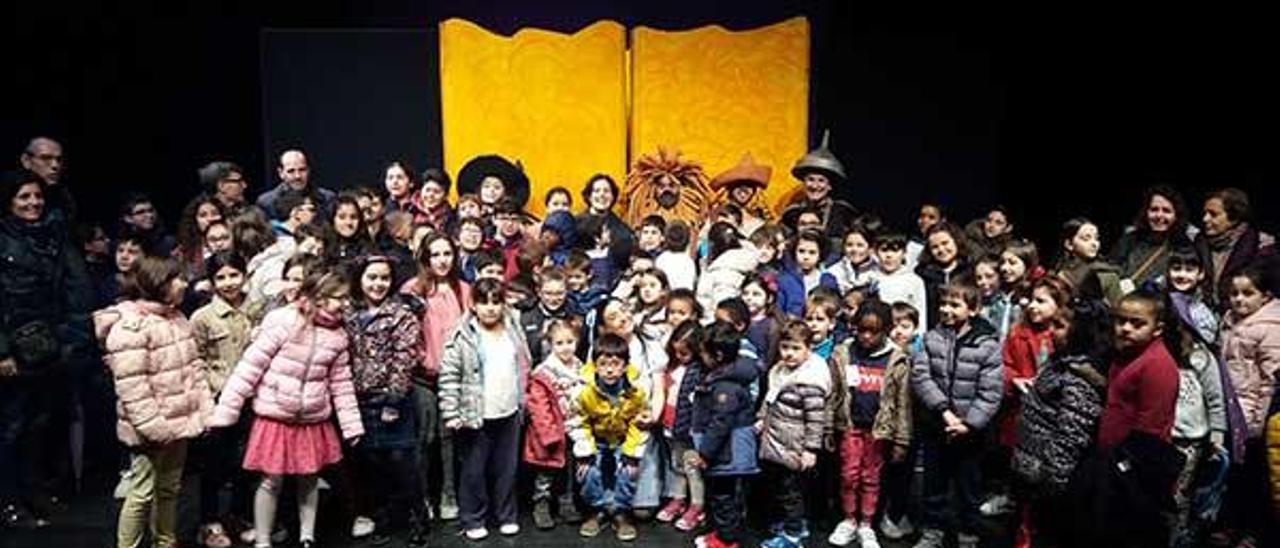 Alumnos del CEIP Vicente Risco de Teis, en el escenario de la sala Ártika.