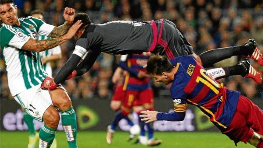 L&#039;àrbitre va assenyalar 
penal en aquesta topada 
entre el porter Adán i Leo Messi.