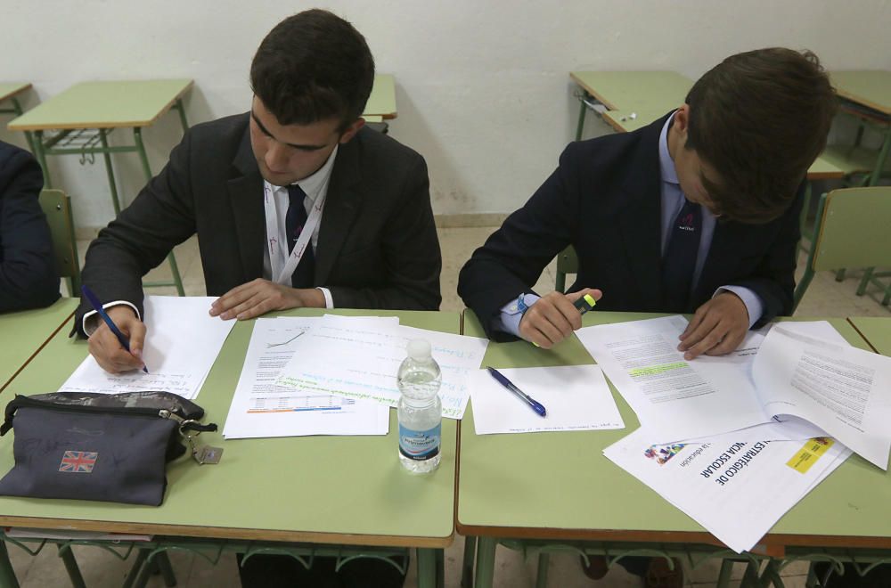 Las imágenes de la primera ronda del Torneo de Debate Escolar de Málaga, que cuenta con el respaldo de La Opinión de Málaga y la colaboración de la Obra Social de La Caixa