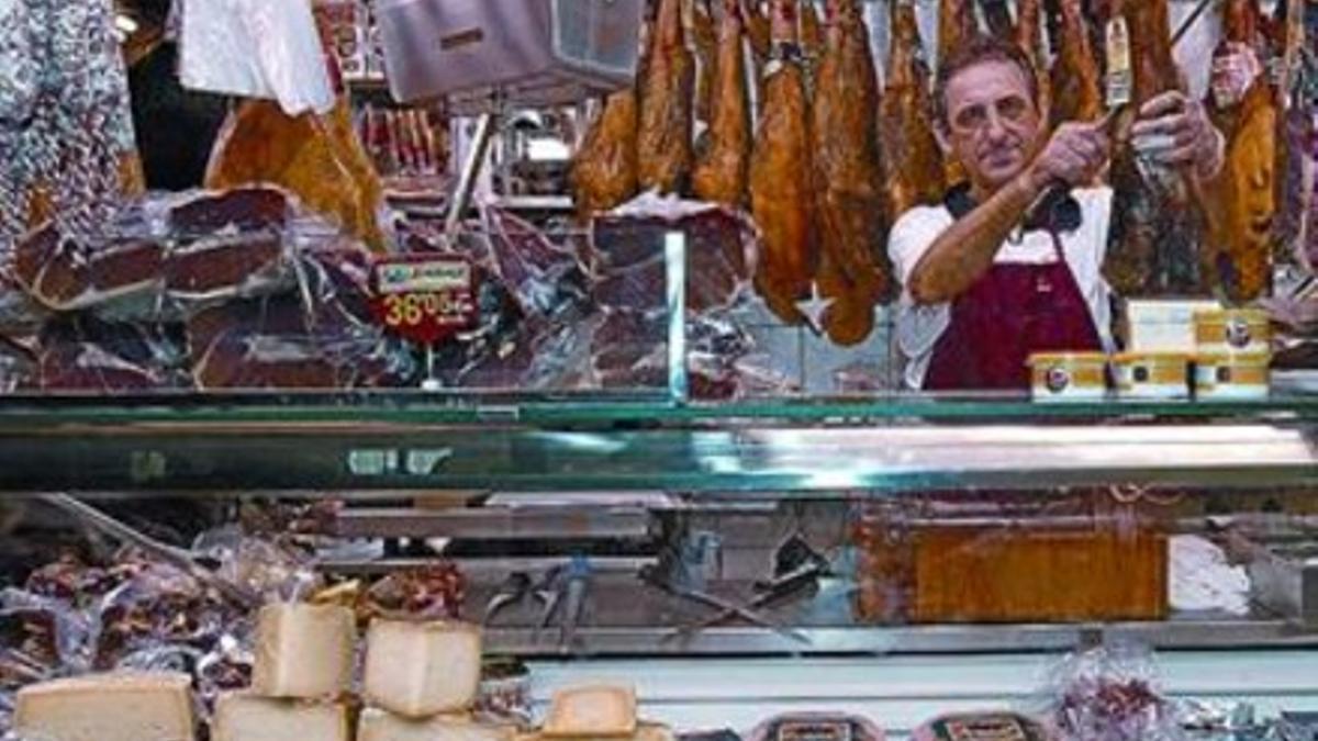 La tocinería Mateo López, uno de los puestos del mercado de la Boqueria.