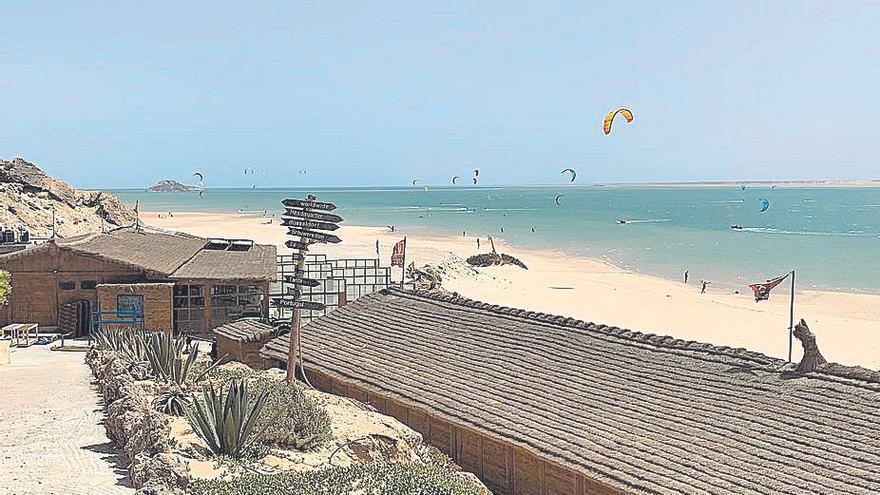 Deportistas realizan kitesurf en la laguna de Dajla.