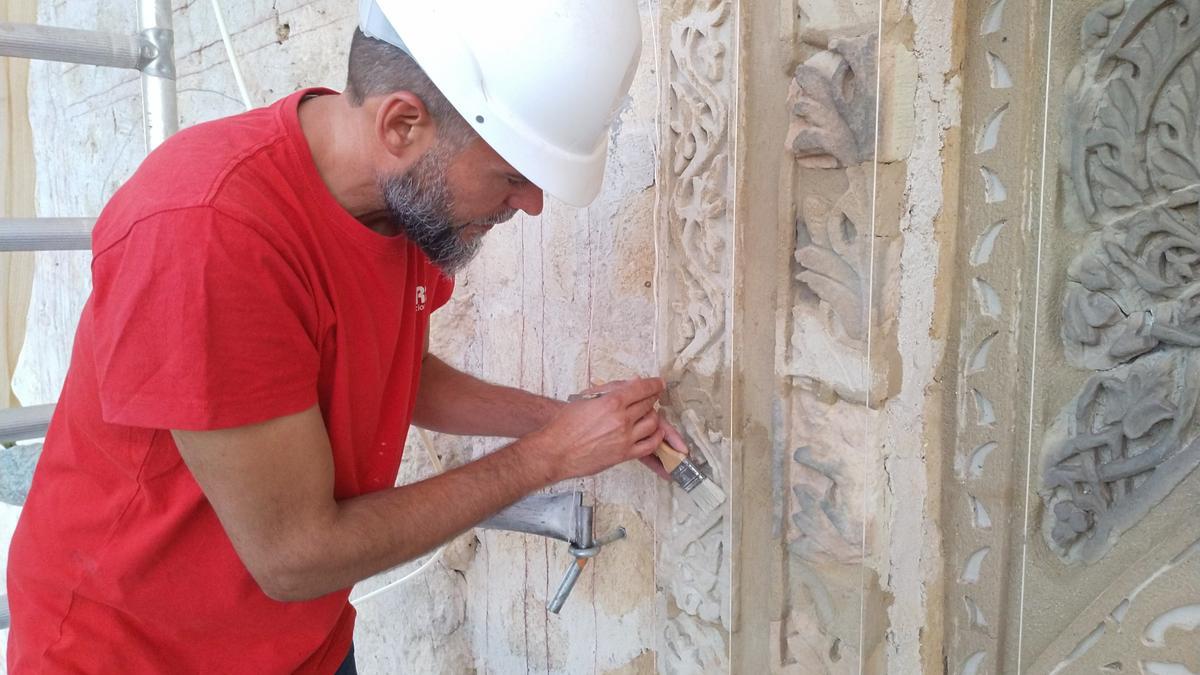 Carvajal cincelando el ataurique.