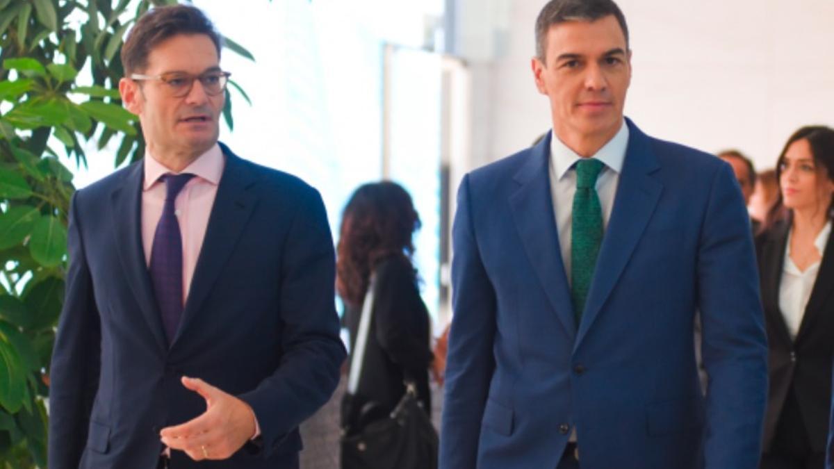 El presidente de Grupo Prisa, Joseph Oughourlian, y el presidente del Gobierno, Pedro Sánchez.