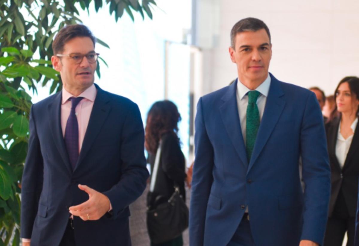 El presidente de Grupo Prisa, Joseph Oughourlian, y el presidente del Gobierno, Pedro Sánchez.