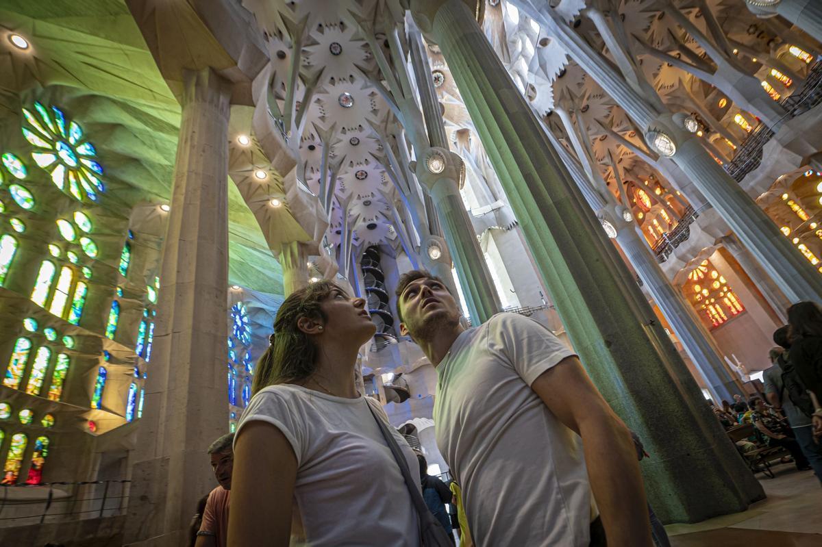 Dos colosales figuras de mármol griego de Thasos, el más blanco del mundo, aguardan a los pies del templo de la Sagrada Família para ser alzadas en octubre a la cima de las torres dedicadas a los evangelistas Juan y Mateo, la primera, como marca la tradición cristiana, un águila, y la segunda, con un esculpido que a veces confunde incluso a los más creyentes, con el aspecto de un hombre alado, sin que eso sea exactamente un ángel.