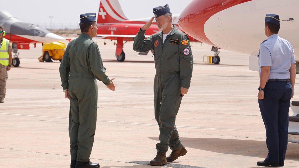El coronel director de la Academia, Luis Felipe Asenjo, recibe al rey Felipe VI.