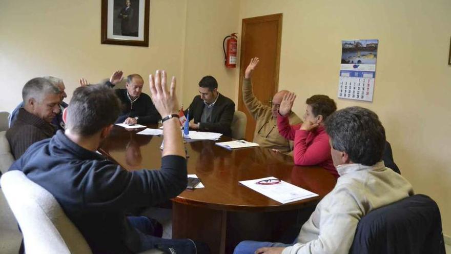 Corporativos del Ayuntamiento de Cobreros votan unos de los puntos del día de la sesión de ayer.