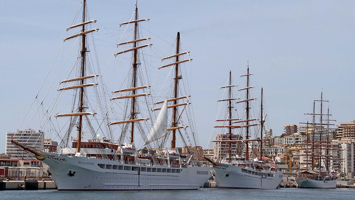 El año en que coincidieron tres grandes veleros de una naviera El año en que coincidieron tres grandes veleros de una naviera