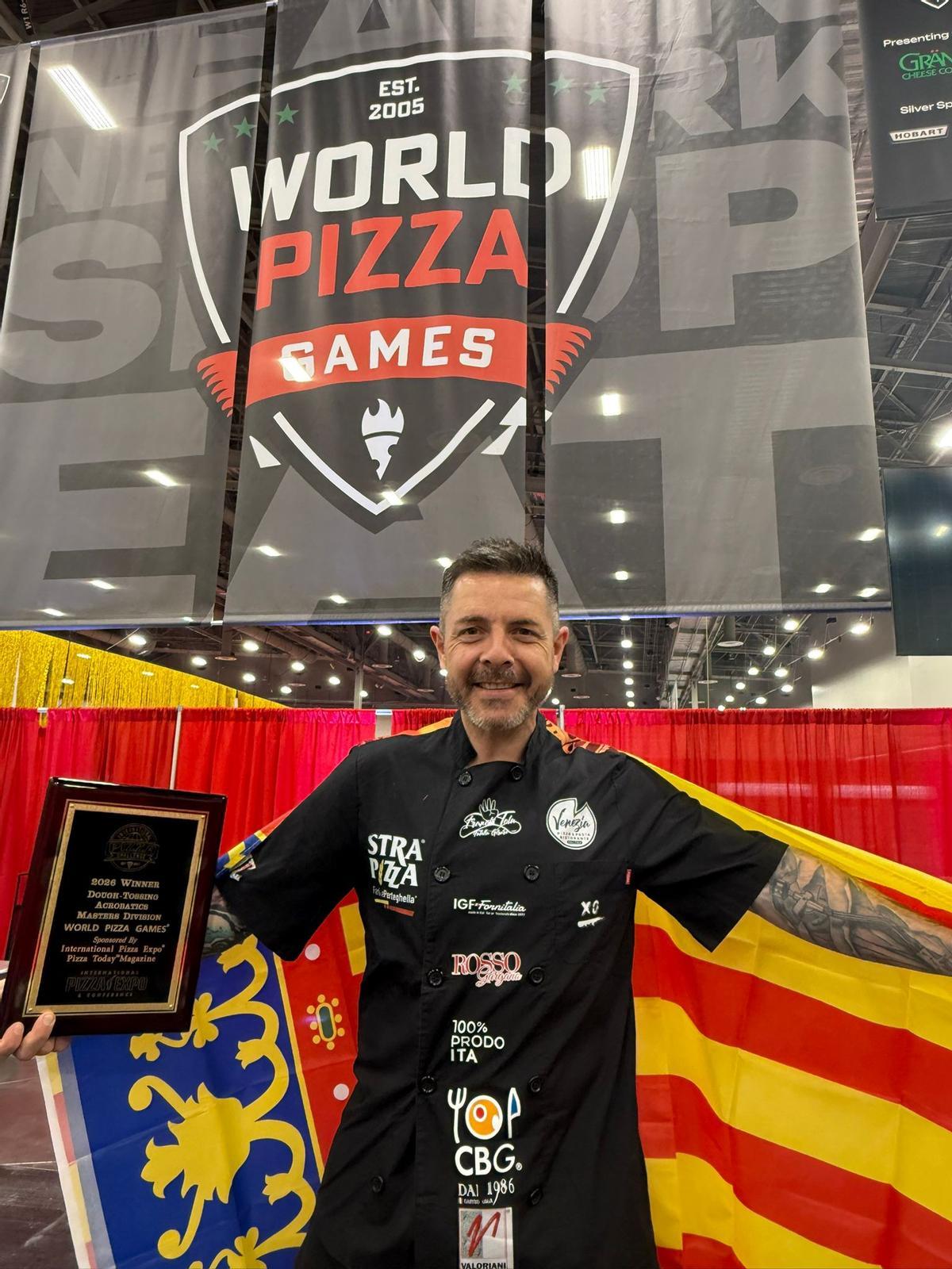 Francis Tolu, con la Senyera y el título de campeón, este jueves, en el World Pizza Games celebrado en Las Vegas.