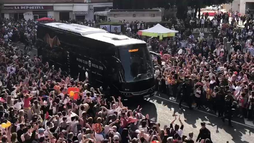 Impresionante llegada del bus de las leyendas a Mestalla