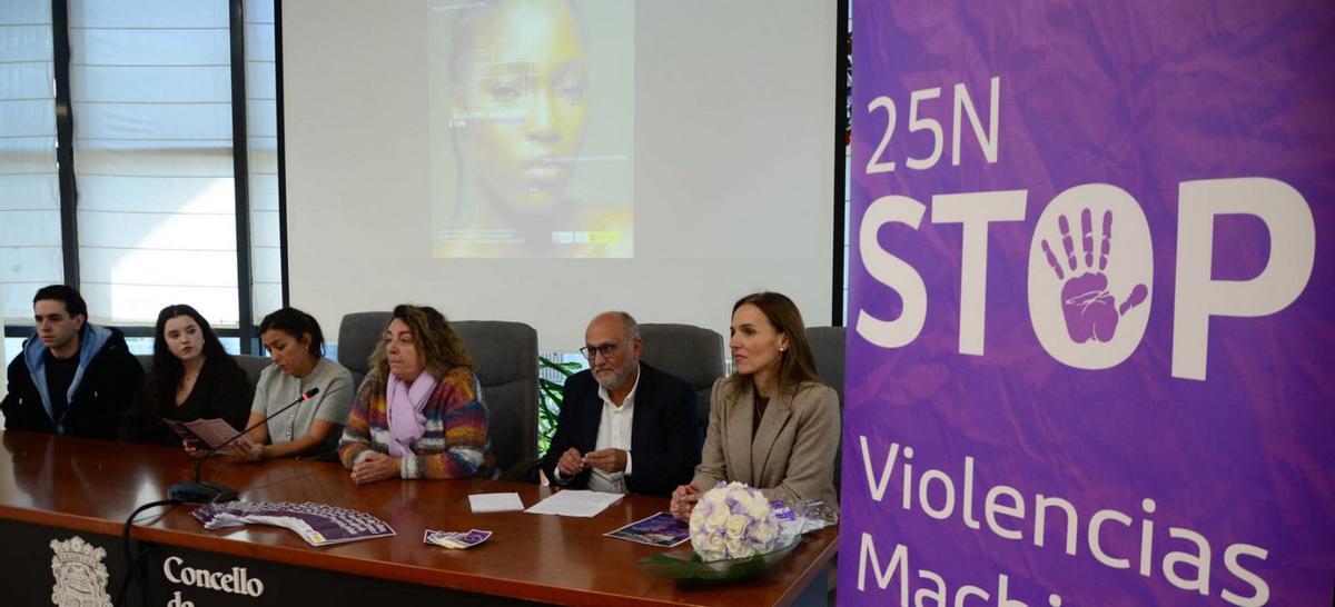 Representantes del Concello, de la Subdelegación y los estudiantes, con el anuncio al fondo. |  G.N.