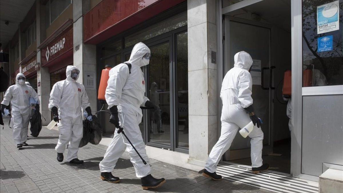 Desinfección de una residencia de ancianos en la calle Mallorca de Barcelona.