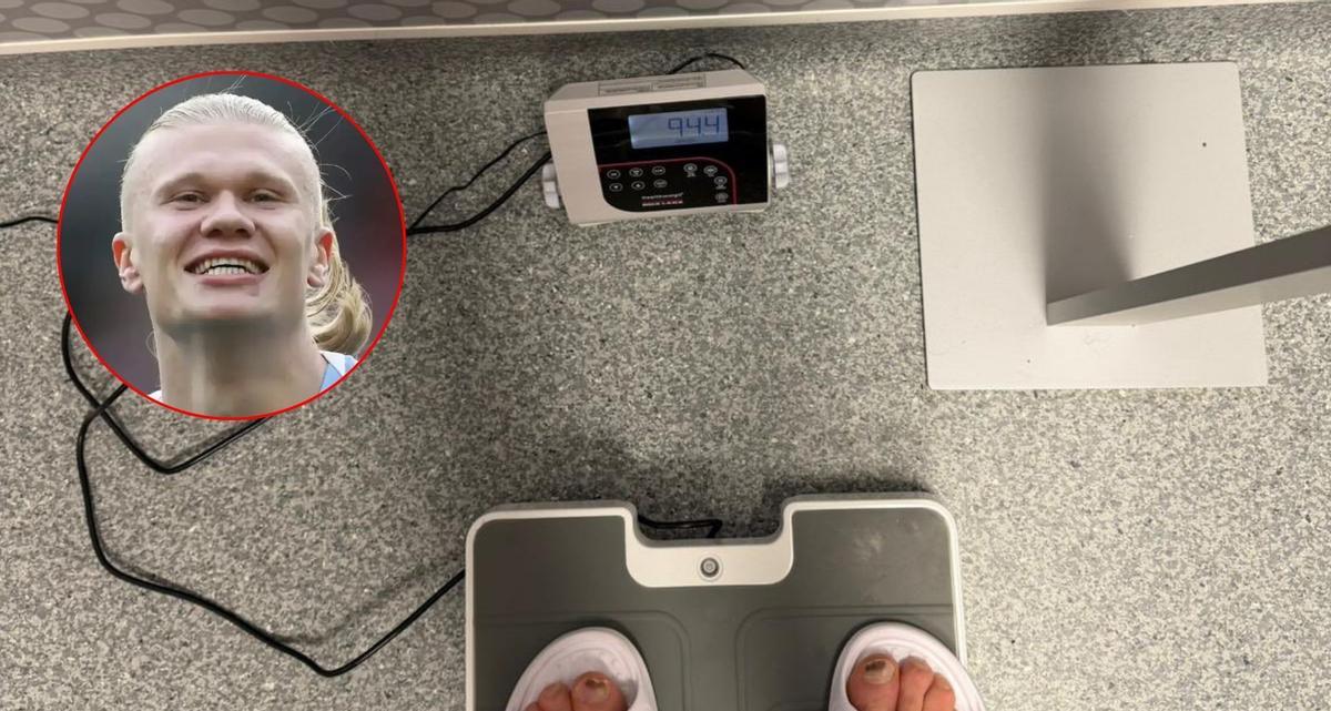 Erling Haaland, posando encima de la báscula