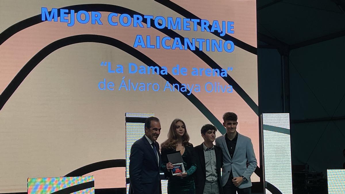 Entrega del mejor corto alicantino a Álvaro Anya Oliva