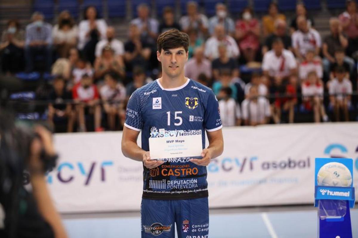 David Iglesias con su MVP del mes de mayo. |  // JUANJO ACOBI/BM LOGROÑO