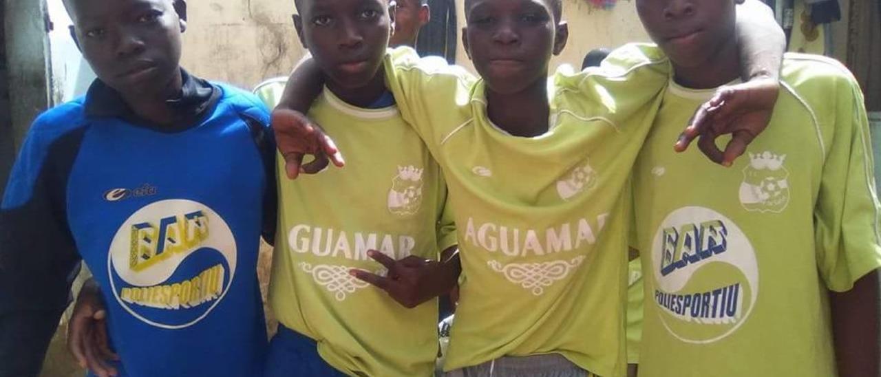 Varios futuros jugadores del Mariense de Senegal luciendo las camisetas donadas.