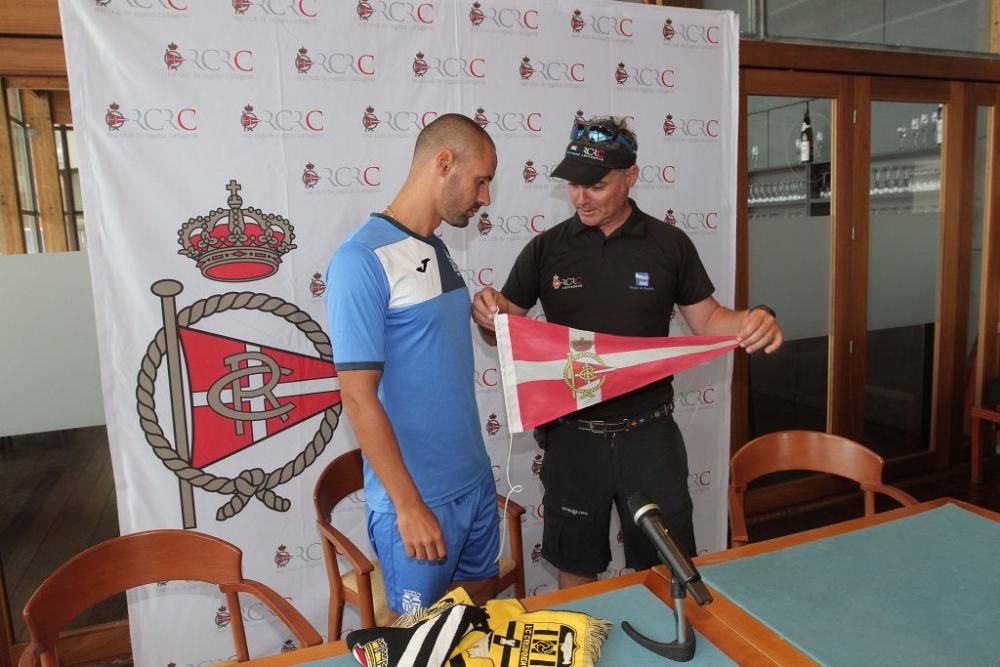 Los jugadores del FC Cartagena en el Club de Regat