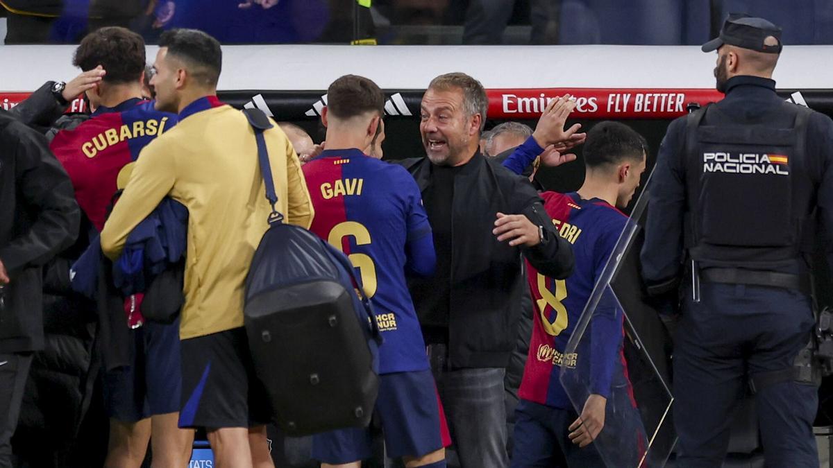 Flick felicita a Gavi al acabar el partido