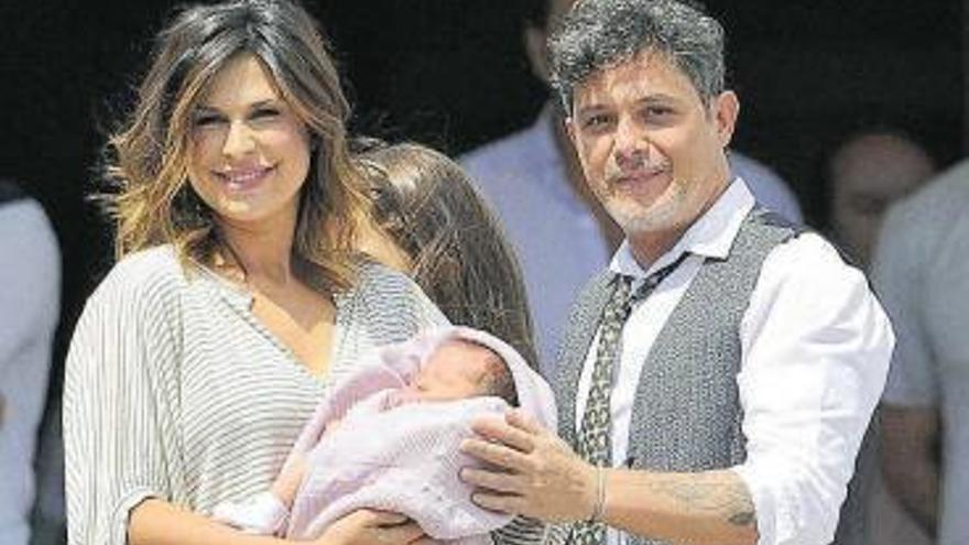 Raquel Perera y Alejandro Sanz, con su hija recién nacida.