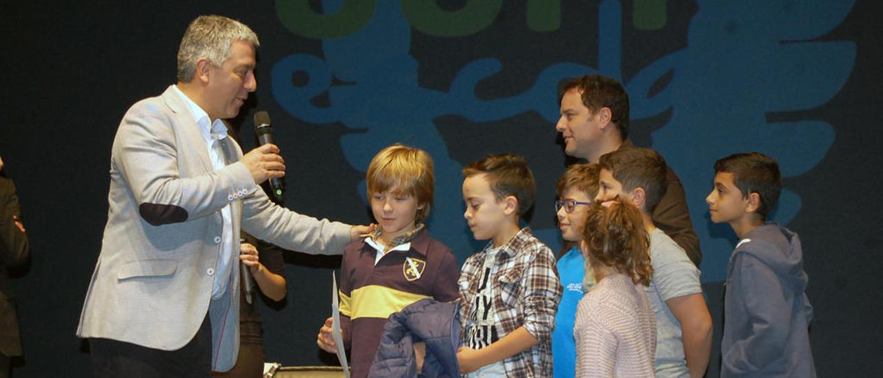 Valentín García entrega un premio aos alumnos dun dos colexios gañadores.
