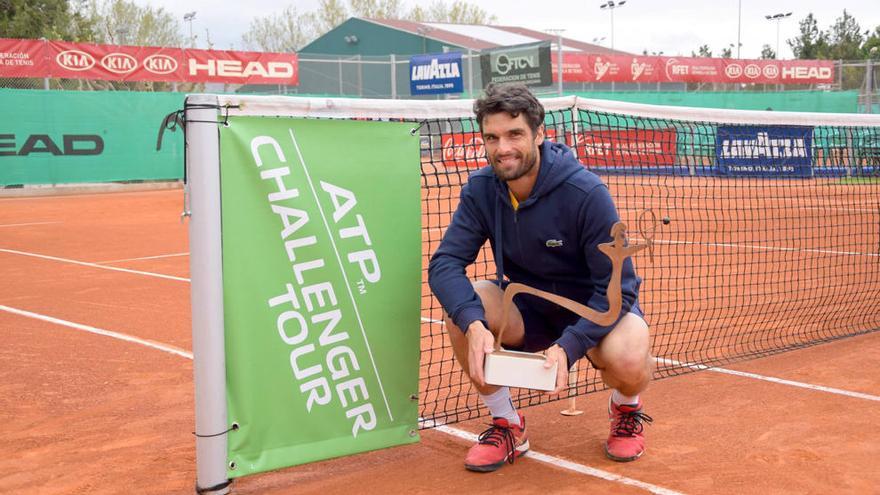 Pablo Andújar posa con el trofeo del Challenger de Alicante, celebrado en la Academia Juan Carlos Ferrero Equelite de Villena.