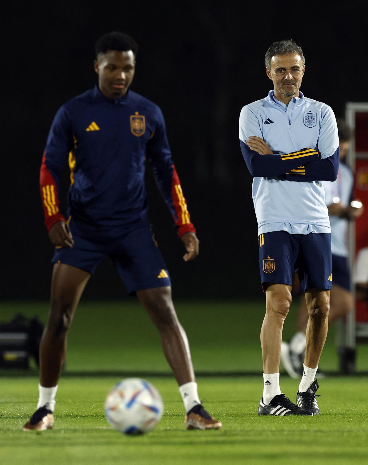 FIFA World Cup Qatar 2022 - Spain Training. Luis Enrique mira a Ansu Fati en un entrenamiento.